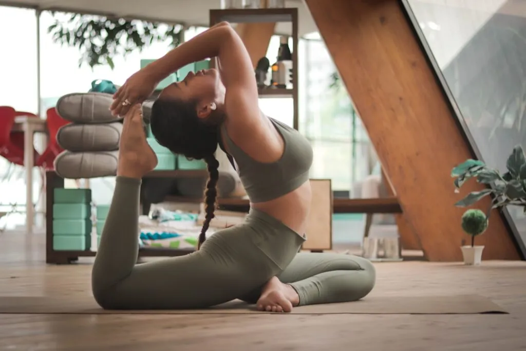 Beneficiile Exercițiilor de Echilibru pentru Persoanele în Vârstă Photo Yoga pose