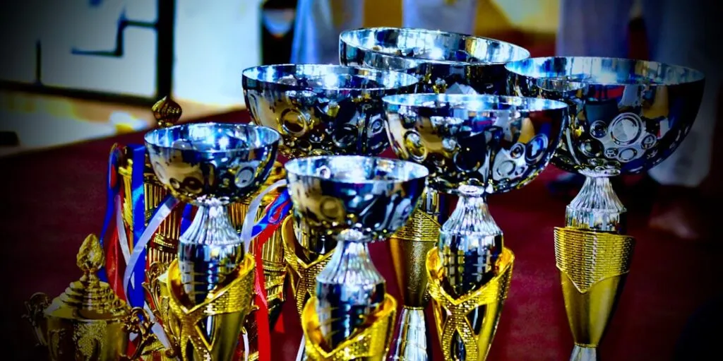 Cum să Te Motivezi pentru a Fi Consistent în Sport Photo Athletes trophy