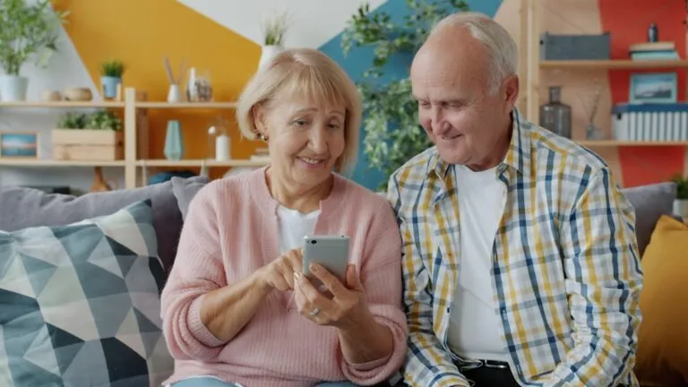 Photo support network for elderly