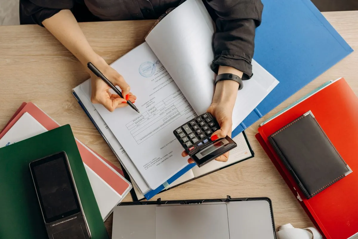 Birou de contabilitate cu formular fiscal completat, calculator și documente pentru redirecționarea impozitului