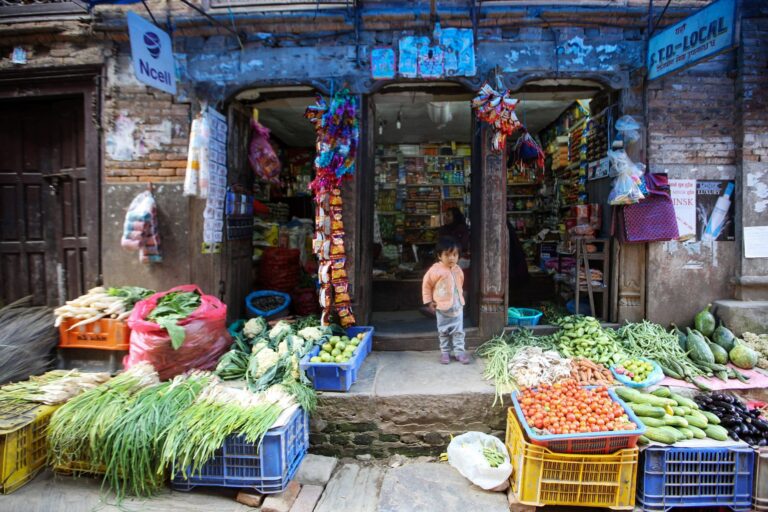 Taraba unui producător local cu legume și borcane de miere, într-o piață din sat