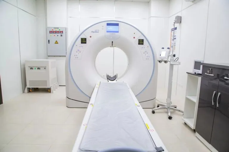 Aparat de tomografie într-o clinică