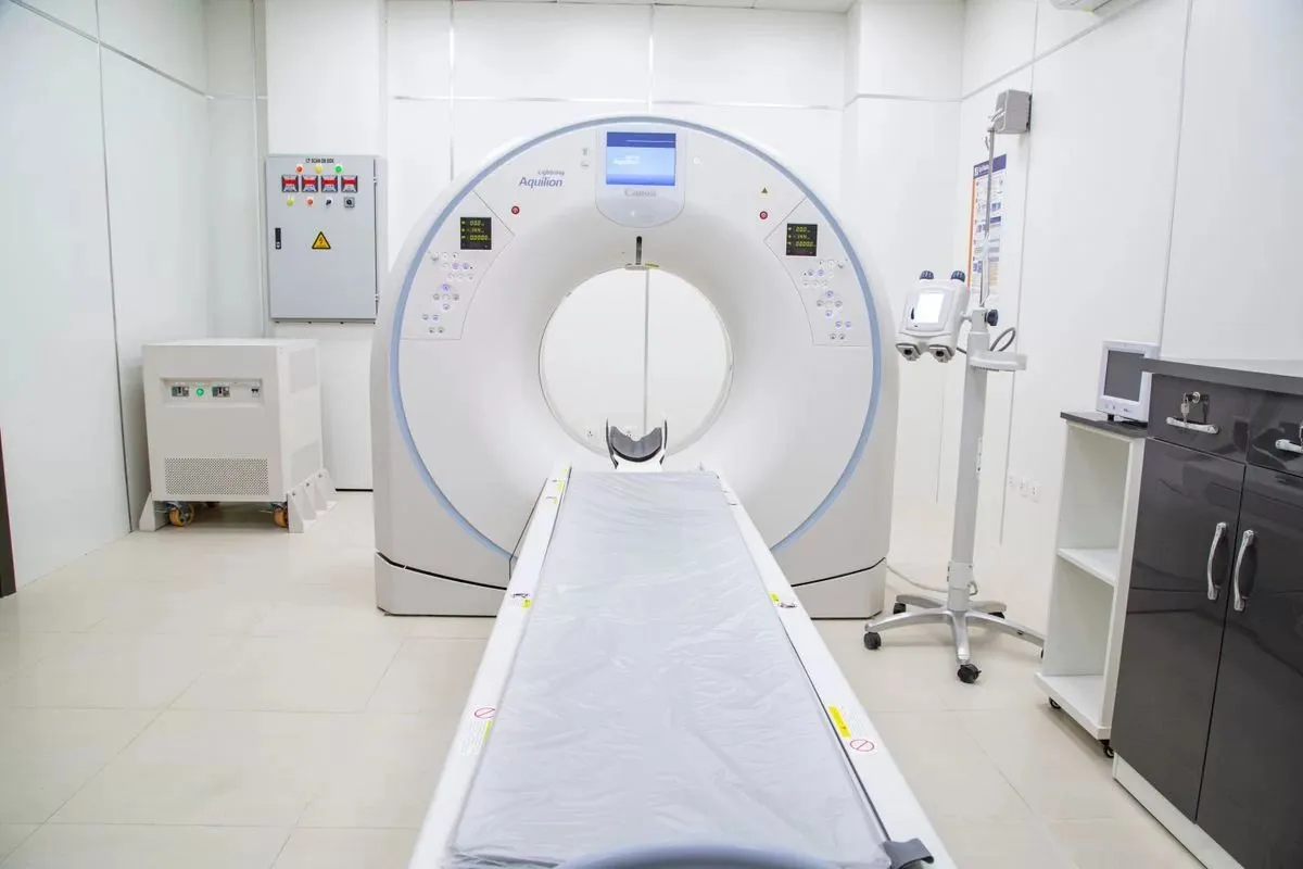 Aparat de tomografie într-o clinică